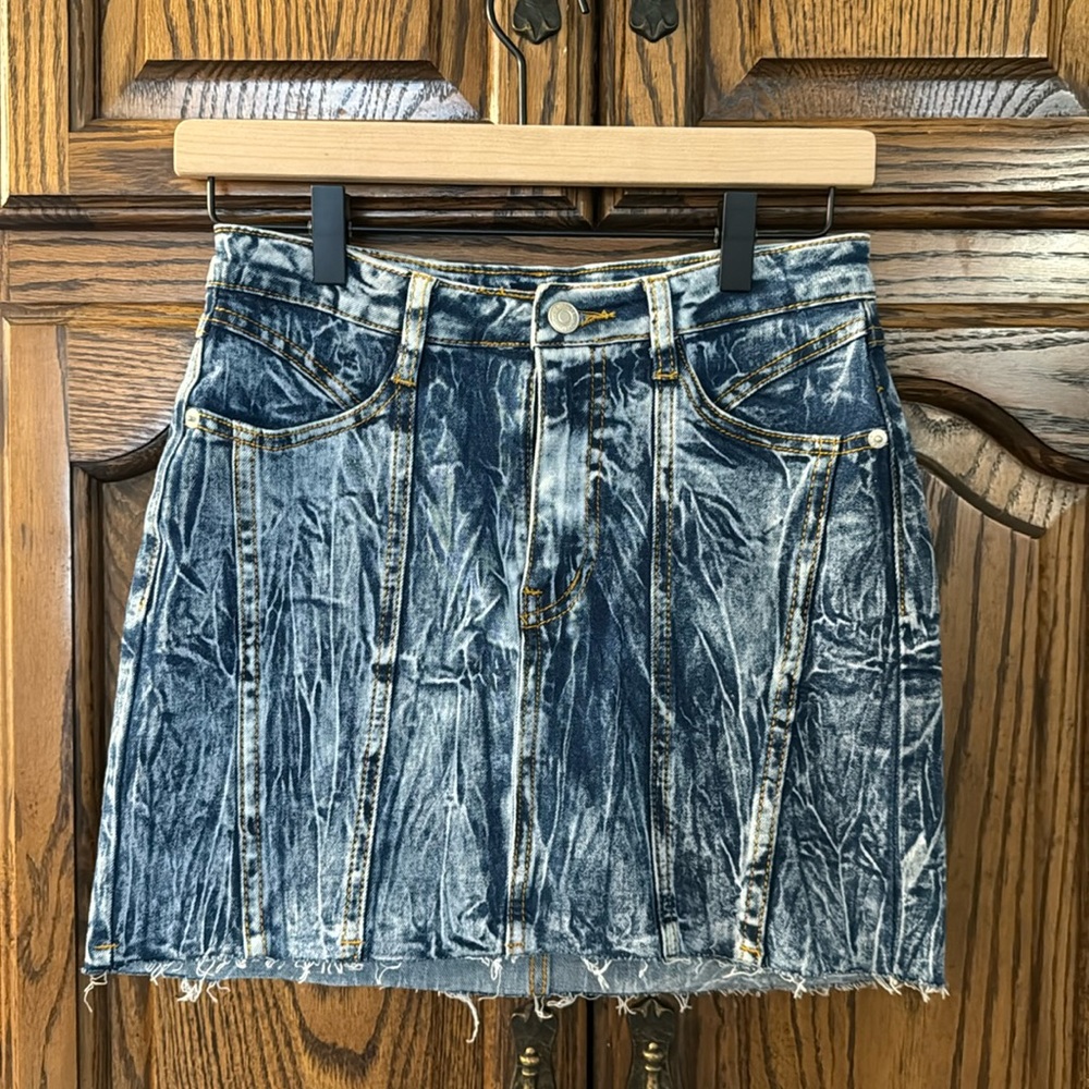 EUC!⭐️Signature8 distressed Jean mini skirt, size S